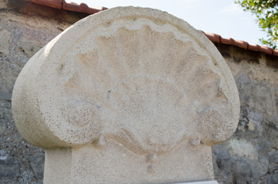 Photographie de la tombe restaurée de Julien Champagne, gros plan sur la partie supérieure de la stelle
